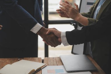 Toplantı ve tebrik kavramı, iki emin iş anlaşması ve iyi tartışırken sonra iş adamları ticaret sözleşme ve yeni projelerin anlaşma hem şirketler, başarı, ortaklık, ortak çalışan için.