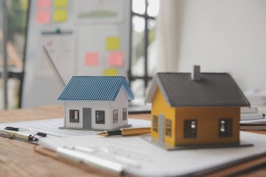 Emlakçı ve satış yöneticisi takım analiz Satılık Kiralık kira sözleşmesinin fiyatlandırma için ipotek kredi teklif ve ev sigortası ile ilgili anlaşma, Satın almak.