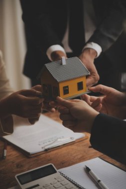 Emlakçı ve satış yöneticisi takım analiz Satılık Kiralık kira sözleşmesinin fiyatlandırma için ipotek kredi teklif ve ev sigortası ile ilgili anlaşma, Satın almak.
