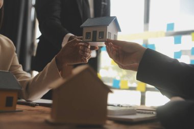 Emlakçı ve satış yöneticisi takım analiz Satılık Kiralık kira sözleşmesinin fiyatlandırma için ipotek kredi teklif ve ev sigortası ile ilgili anlaşma, Satın almak.