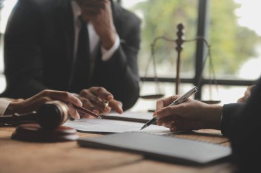 İyi hizmet işbirliği, İş kadını ve erkek avukatın danışmanlığı veya danışmanın müvekkil, hukuk ve hukuk hizmetleri konseptiyle takım toplantısı yapması.