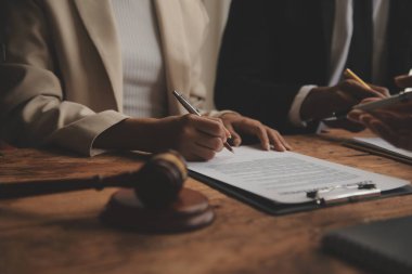 İyi hizmet işbirliği, İş kadını ve erkek avukatın danışmanlığı veya danışmanın müvekkil, hukuk ve hukuk hizmetleri konseptiyle takım toplantısı yapması.