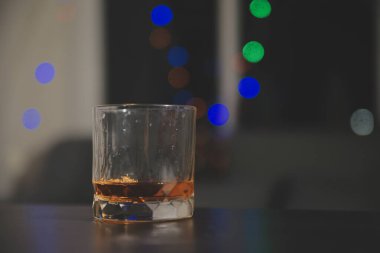 Kutlama gecesi, bardağa viski dök. Kutlamaya gelen arkadaşlarına ver.