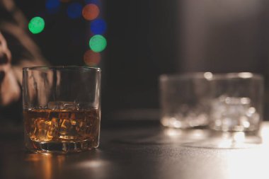 Kutlama gecesi, bardağa viski dök. Kutlamaya gelen arkadaşlarına ver.