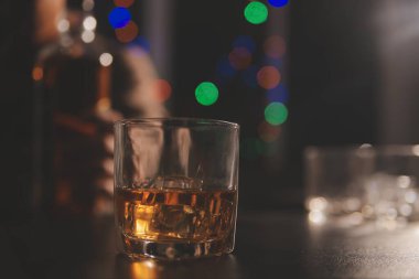 Kutlama gecesi, bardağa viski dök. Kutlamaya gelen arkadaşlarına ver.