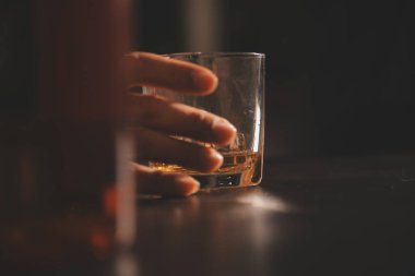 Kutlama gecesi, bardağa viski dök. Kutlamaya gelen arkadaşlarına ver.