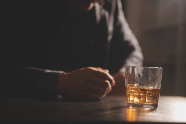 Kutlama gecesi, bardağa viski dök. Kutlamaya gelen arkadaşlarına ver.