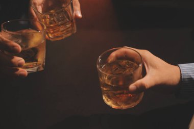 Kutlama gecesi, bardağa viski dök. Kutlamaya gelen arkadaşlarına ver.