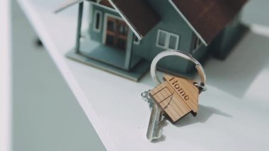 Anahtarlar beyaz masada. mortgage kavramı