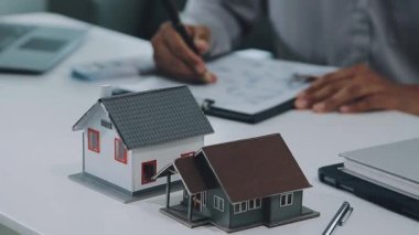 Ev modeli ve modeli olan emlakçı ya da emlakçı