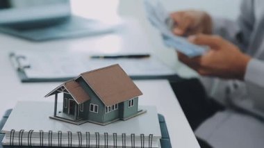 Emlakçı müşteriye anahtar gösteriyor. konut kredisi veya sigorta kavramı.