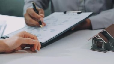 Yeni ev planı ve emlak konsepti üzerinde çalışan iş ekibi