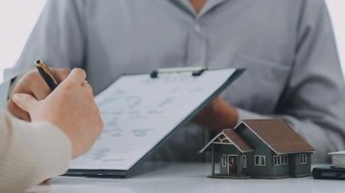 Genç adam ve kadın yeni bir ev satın alıyorlar..