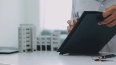 Kapat. Genç işadamı dizüstü bilgisayarla çalışıyor..