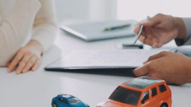 Ofiste yeni bir projeyle çalışan genç iş ekibini kapatın.