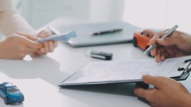 Genç işadamı ve genç bayan ofiste çalışıyor.