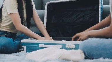 Kadın, erkek arkadaşıyla bavul tutuyor..