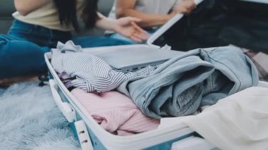 Seyahat kıyafetleriyle odada bavulu tutan kadın, yakın plan..