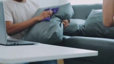 Adam evde dizüstü bilgisayarla çalışıyor.