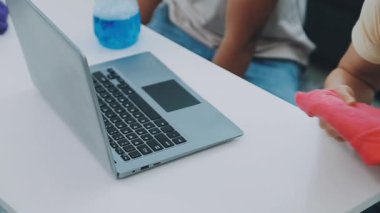 Ofisteki kadın el temizleme bilgisayarını kapat.