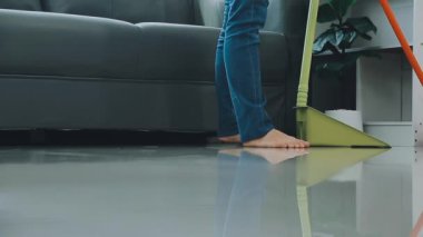 Elektrikli süpürgeyle yerleri temizleyen kadını kapat. ev işleri