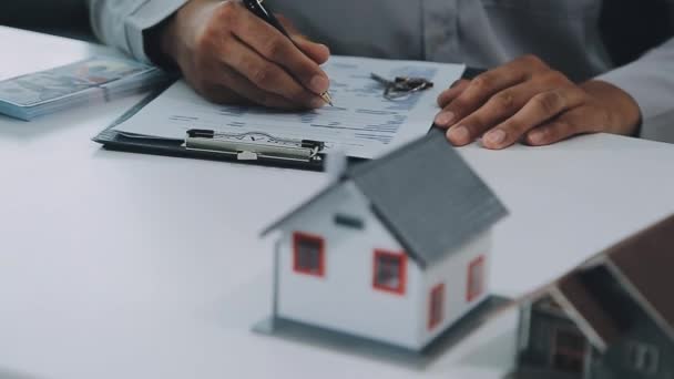 Человек Подписывает Контракт Недвижимость Агент Недвижимости Дом Страхование — стоковое видео