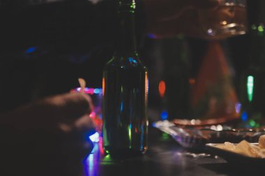 Kutlama gecesi, bardağa viski dök. Kutlamaya gelen arkadaşlarına ver.