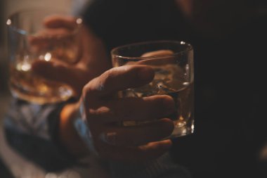 Kutlama gecesi, bardağa viski dök. Kutlamaya gelen arkadaşlarına ver.