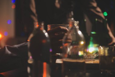 Kutlama gecesi, bardağa viski dök. Kutlamaya gelen arkadaşlarına ver.