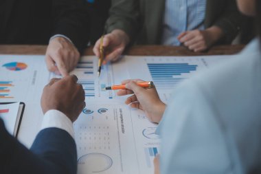 Co çalışma konferans, dizüstü bilgisayar ve dijital tablet, Ofis Masaları üzerinde yeni planı mali grafik verilerini tartışırken yatırımcı meslektaşları mevcut, Toplantı iş takım finans, muhasebe, yatırım.