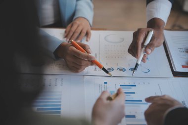 Co çalışma konferans, dizüstü bilgisayar ve dijital tablet, Ofis Masaları üzerinde yeni planı mali grafik verilerini tartışırken yatırımcı meslektaşları mevcut, Toplantı iş takım finans, muhasebe, yatırım.