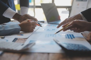 Co çalışma konferans, dizüstü bilgisayar ve dijital tablet, Ofis Masaları üzerinde yeni planı mali grafik verilerini tartışırken yatırımcı meslektaşları mevcut, Toplantı iş takım finans, muhasebe, yatırım.