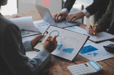 Co çalışma konferans, dizüstü bilgisayar ve dijital tablet, Ofis Masaları üzerinde yeni planı mali grafik verilerini tartışırken yatırımcı meslektaşları mevcut, Toplantı iş takım finans, muhasebe, yatırım.