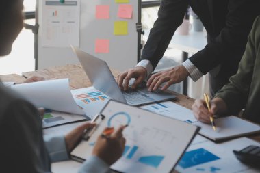 Co çalışma konferans, dizüstü bilgisayar ve dijital tablet, Ofis Masaları üzerinde yeni planı mali grafik verilerini tartışırken yatırımcı meslektaşları mevcut, Toplantı iş takım finans, muhasebe, yatırım.