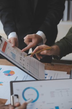 Co çalışma konferans, dizüstü bilgisayar ve dijital tablet, Ofis Masaları üzerinde yeni planı mali grafik verilerini tartışırken yatırımcı meslektaşları mevcut, Toplantı iş takım finans, muhasebe, yatırım.