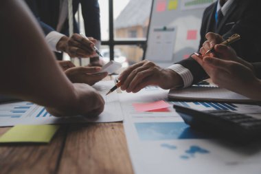 Co çalışma konferans, dizüstü bilgisayar ve dijital tablet, Ofis Masaları üzerinde yeni planı mali grafik verilerini tartışırken yatırımcı meslektaşları mevcut, Toplantı iş takım finans, muhasebe, yatırım.