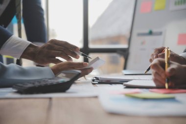 Co çalışma konferans, dizüstü bilgisayar ve dijital tablet, Ofis Masaları üzerinde yeni planı mali grafik verilerini tartışırken yatırımcı meslektaşları mevcut, Toplantı iş takım finans, muhasebe, yatırım.