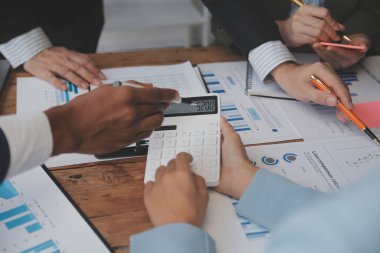 Co çalışma konferans, dizüstü bilgisayar ve dijital tablet, Ofis Masaları üzerinde yeni planı mali grafik verilerini tartışırken yatırımcı meslektaşları mevcut, Toplantı iş takım finans, muhasebe, yatırım.