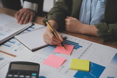 Co çalışma konferans, dizüstü bilgisayar ve dijital tablet, Ofis Masaları üzerinde yeni planı mali grafik verilerini tartışırken yatırımcı meslektaşları mevcut, Toplantı iş takım finans, muhasebe, yatırım.