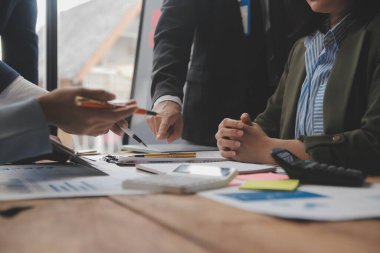 Co çalışma konferans, dizüstü bilgisayar ve dijital tablet, Ofis Masaları üzerinde yeni planı mali grafik verilerini tartışırken yatırımcı meslektaşları mevcut, Toplantı iş takım finans, muhasebe, yatırım.