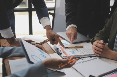 Co çalışma konferans, dizüstü bilgisayar ve dijital tablet, Ofis Masaları üzerinde yeni planı mali grafik verilerini tartışırken yatırımcı meslektaşları mevcut, Toplantı iş takım finans, muhasebe, yatırım.