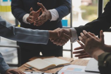 Toplantı ve tebrik kavramı, iki emin iş anlaşması ve iyi tartışırken sonra iş adamları ticaret sözleşme ve yeni projelerin anlaşma hem şirketler, başarı, ortaklık, ortak çalışan için.