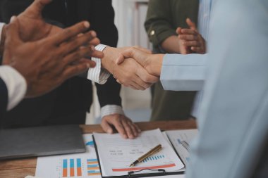 Toplantı ve tebrik kavramı, iki emin iş anlaşması ve iyi tartışırken sonra iş adamları ticaret sözleşme ve yeni projelerin anlaşma hem şirketler, başarı, ortaklık, ortak çalışan için.