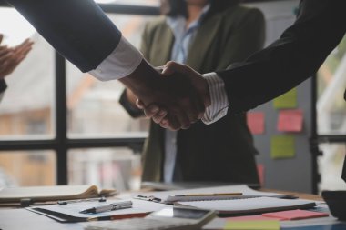 Toplantı ve tebrik kavramı, iki emin iş anlaşması ve iyi tartışırken sonra iş adamları ticaret sözleşme ve yeni projelerin anlaşma hem şirketler, başarı, ortaklık, ortak çalışan için.