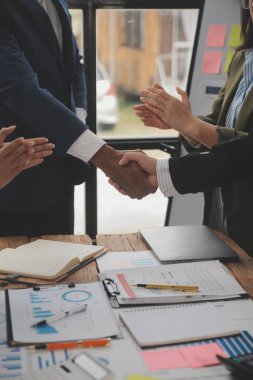 Toplantı ve tebrik kavramı, iki emin iş anlaşması ve iyi tartışırken sonra iş adamları ticaret sözleşme ve yeni projelerin anlaşma hem şirketler, başarı, ortaklık, ortak çalışan için.