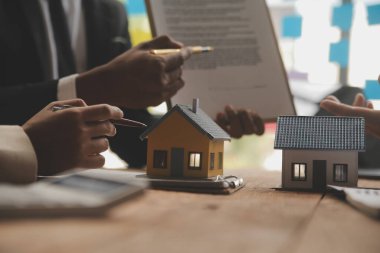 Emlakçı ve satış yöneticisi takım analiz Satılık Kiralık kira sözleşmesinin fiyatlandırma için ipotek kredi teklif ve ev sigortası ile ilgili anlaşma, Satın almak.