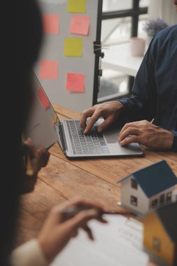 Emlakçı ve satış yöneticisi takım analiz Satılık Kiralık kira sözleşmesinin fiyatlandırma için ipotek kredi teklif ve ev sigortası ile ilgili anlaşma, Satın almak.