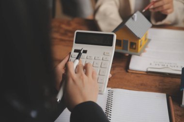 Emlakçı ve satış yöneticisi takım analiz Satılık Kiralık kira sözleşmesinin fiyatlandırma için ipotek kredi teklif ve ev sigortası ile ilgili anlaşma, Satın almak.