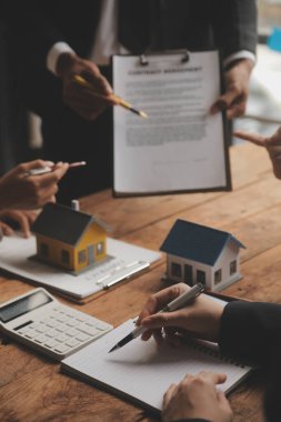 Emlakçı ve satış yöneticisi takım analiz Satılık Kiralık kira sözleşmesinin fiyatlandırma için ipotek kredi teklif ve ev sigortası ile ilgili anlaşma, Satın almak.