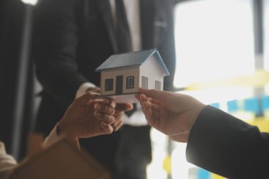 Emlakçı ve satış yöneticisi takım analiz Satılık Kiralık kira sözleşmesinin fiyatlandırma için ipotek kredi teklif ve ev sigortası ile ilgili anlaşma, Satın almak.